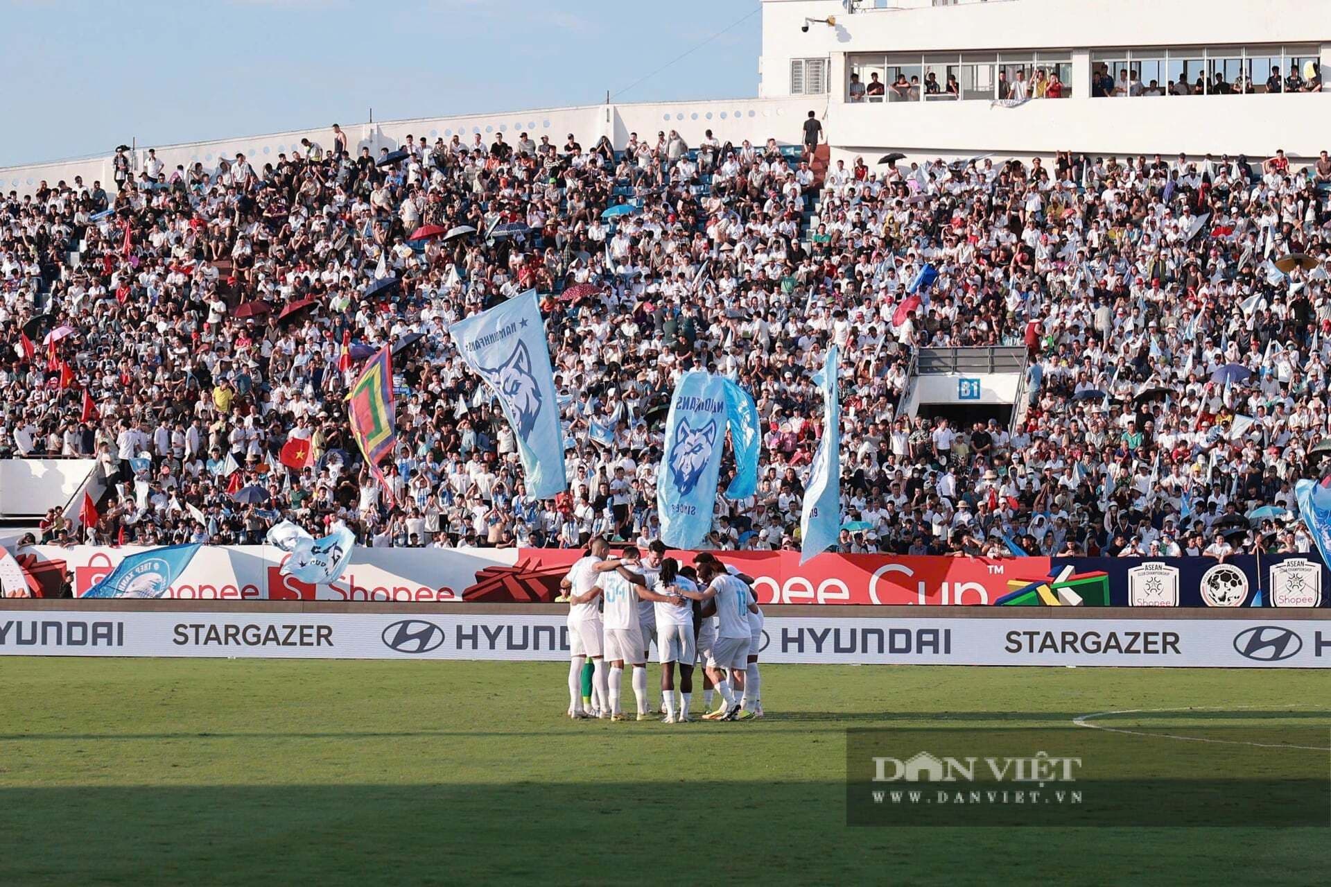 Đội bóng Nam Định FC hò reo cùng người hâm mộ trên sân vận động Thiên Trường, thể hiện tinh thần đồng đội và sự ủng hộ cuồng nhiệt.