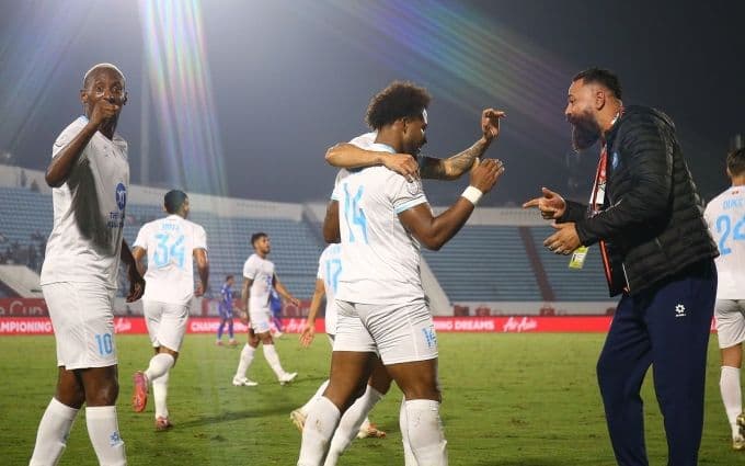 Đội bóng Nam Định ăn mừng chiến thắng trên sân Thiên Trường, khẳng định vị thế tại ASEAN Club Championship.