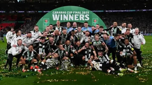 Đội bóng Newcastle United ăn mừng nâng cao Cúp Liên đoàn Carabao.