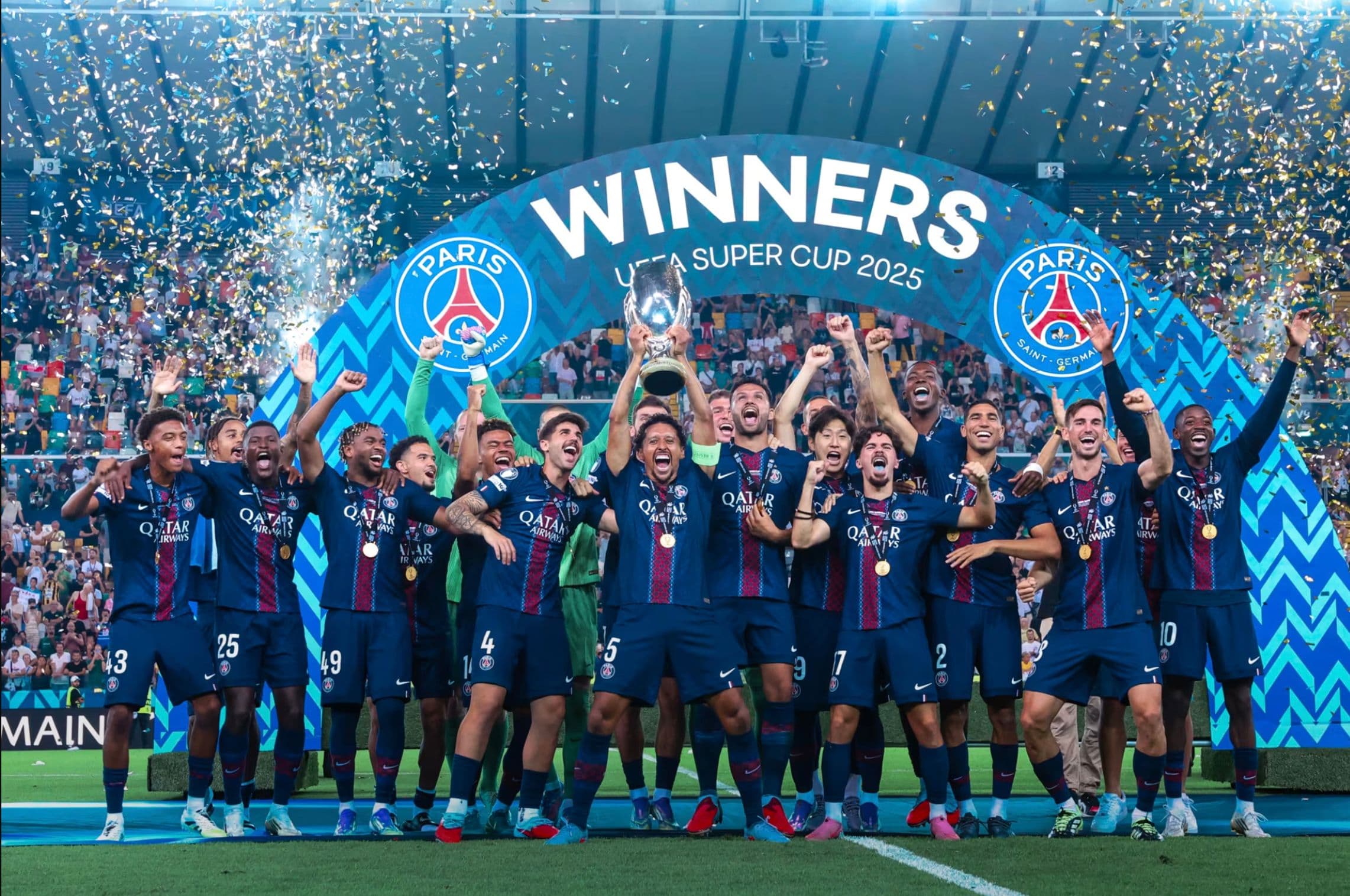 Đội bóng Paris Saint-Germain nâng cao Siêu cúp Châu Âu 2025 sau chiến thắng kịch tính.