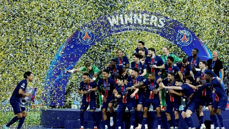 Đội bóng PSG ăn mừng chức vô địch Champions League, biểu tượng của ánh hào quang châu Âu mà Man Utd đang tìm kiếm.