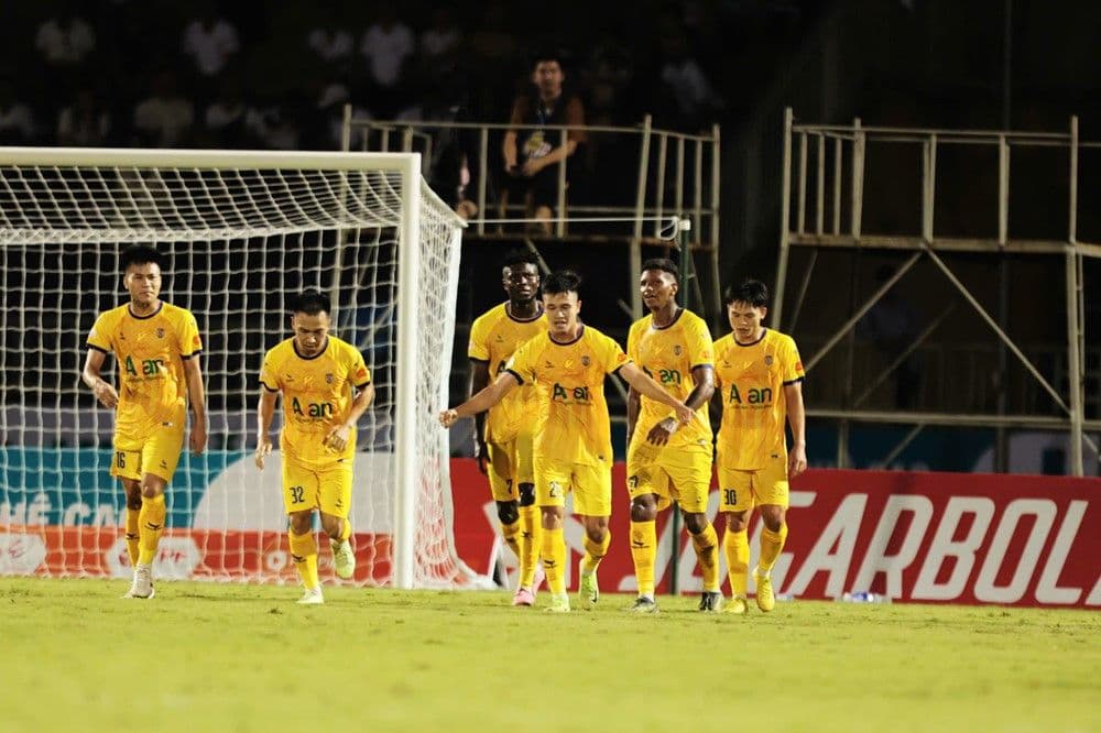 Đội bóng Sông Lam Nghệ An thể hiện tinh thần đoàn kết sau cú sốc tại sân Vinh