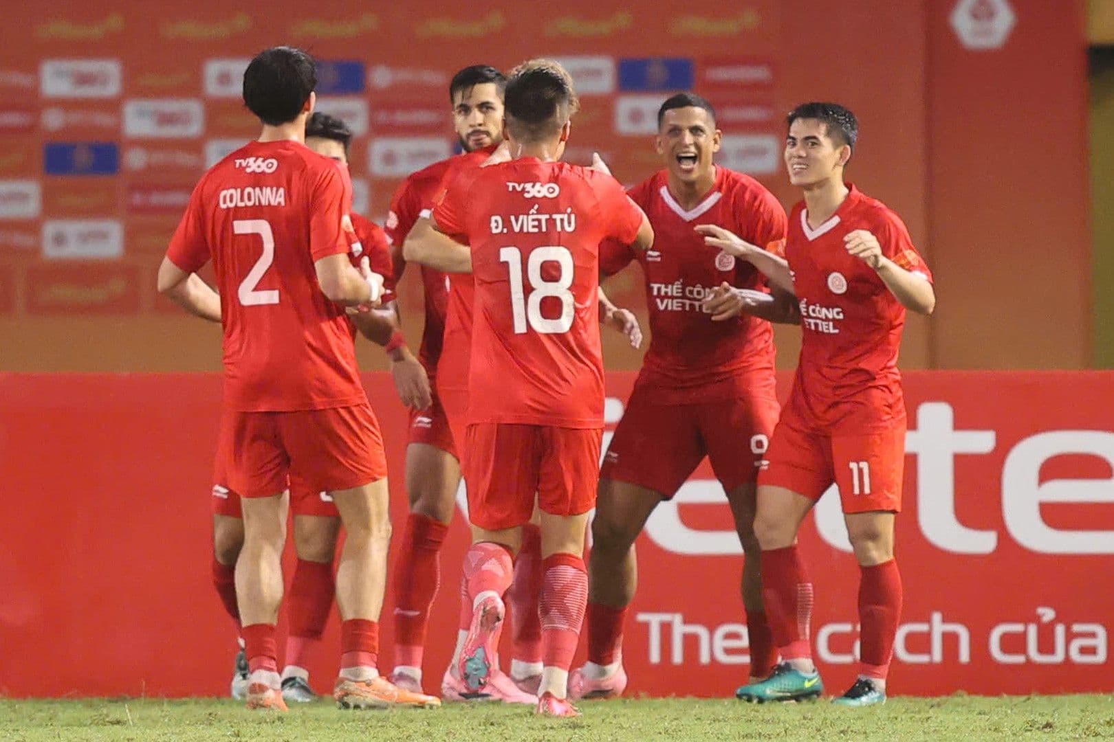 Đội bóng Thể Công Viettel ăn mừng bàn thắng, thể hiện tinh thần chiến thắng tại V-League.