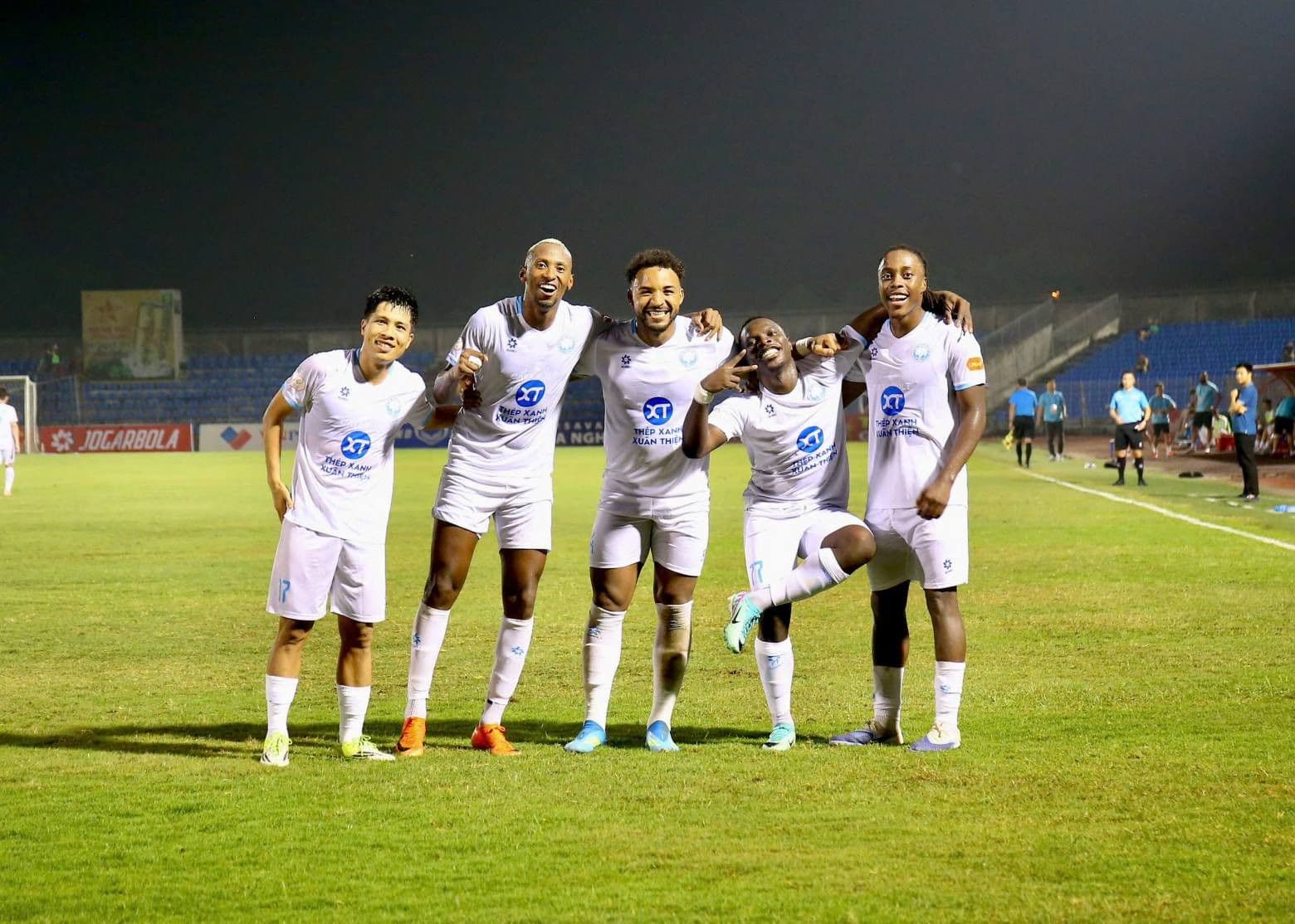 Đội bóng Thép Xanh Nam Định ăn mừng chiến thắng sau trận đấu với Hồng Lĩnh Hà Tĩnh.