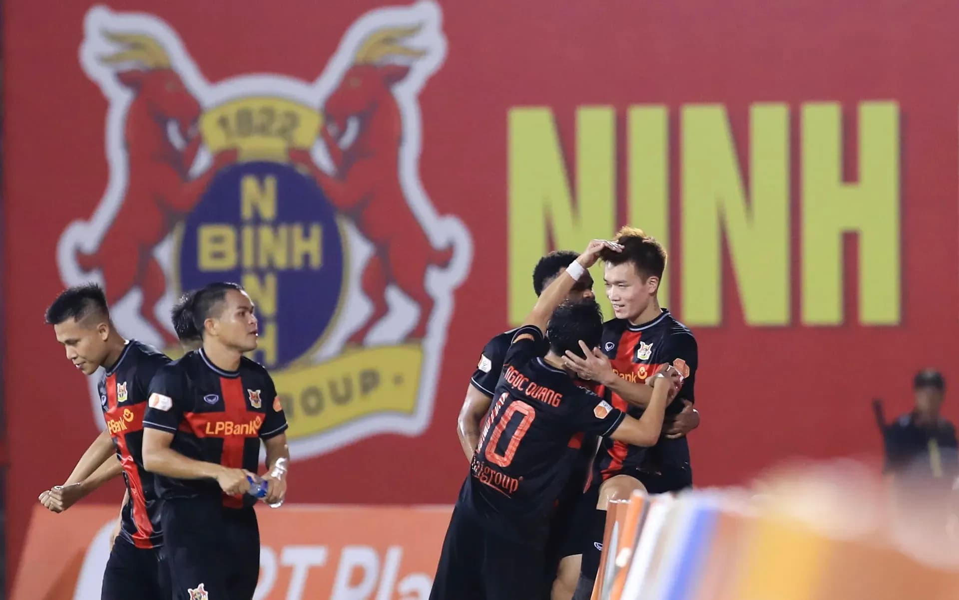 Đội bóng tân binh Ninh Bình ăn mừng bàn thắng mở tỷ số, khẳng định bản lĩnh trước 'ông lớn'.