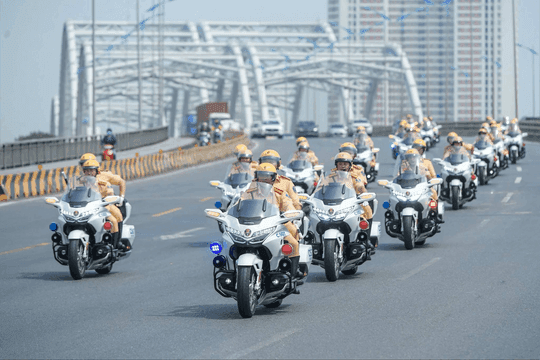 Đội cảnh sát giao thông Hà Nội điều tiết, phân luồng trên cầu, biểu tượng cho dòng chảy linh hoạt của giao thông đô thị.