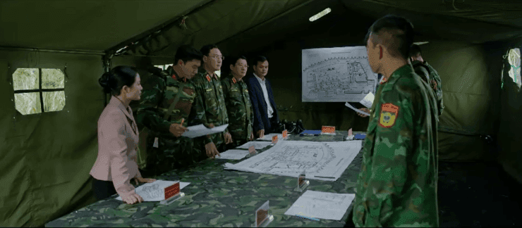 Đội cứu hộ và Thượng tướng Hà Đình Quân thảo luận kế hoạch giải cứu con tin.