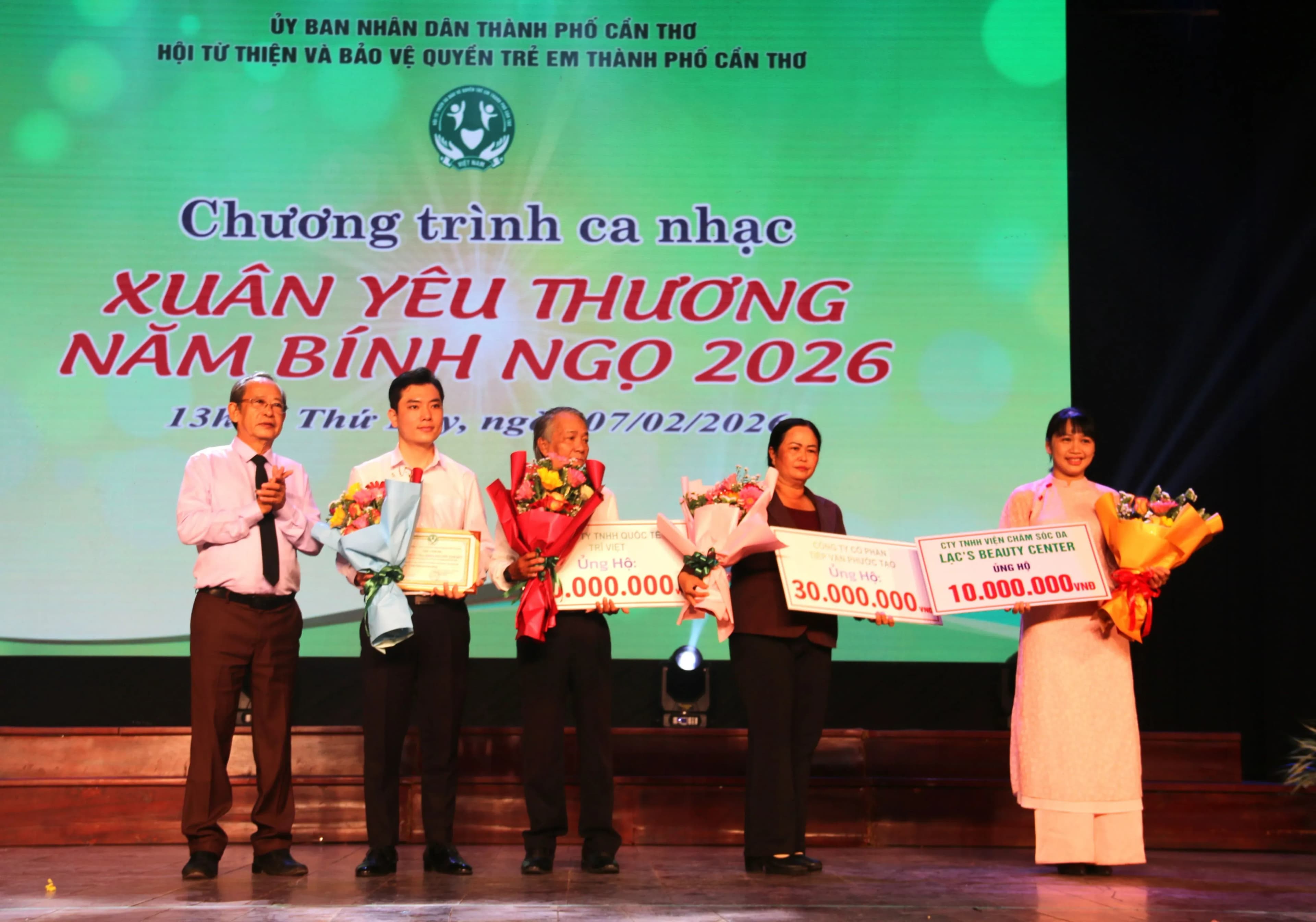Đại diện các nhà tài trợ và người nhận quà tại chương trình "Xuân yêu thương", thể hiện tinh thần sẻ chia và kết nối cộng đồng