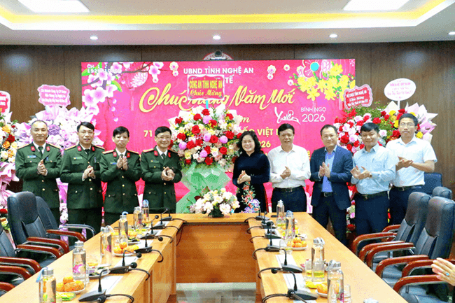 Đại diện chính quyền và công an tỉnh Nghệ An chúc mừng Sở Y tế, thể hiện sự quan tâm và hỗ trợ chính sách để củng cố niềm tin vào ngành y tế.