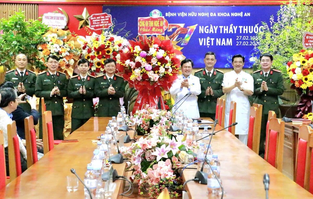 Đại diện công an và y tế tỉnh Nghệ An chúc mừng Ngày Thầy thuốc Việt Nam tại Bệnh viện Hữu nghị đa khoa Nghệ An, thể hiện sự tri ân đối với ngành y tế.