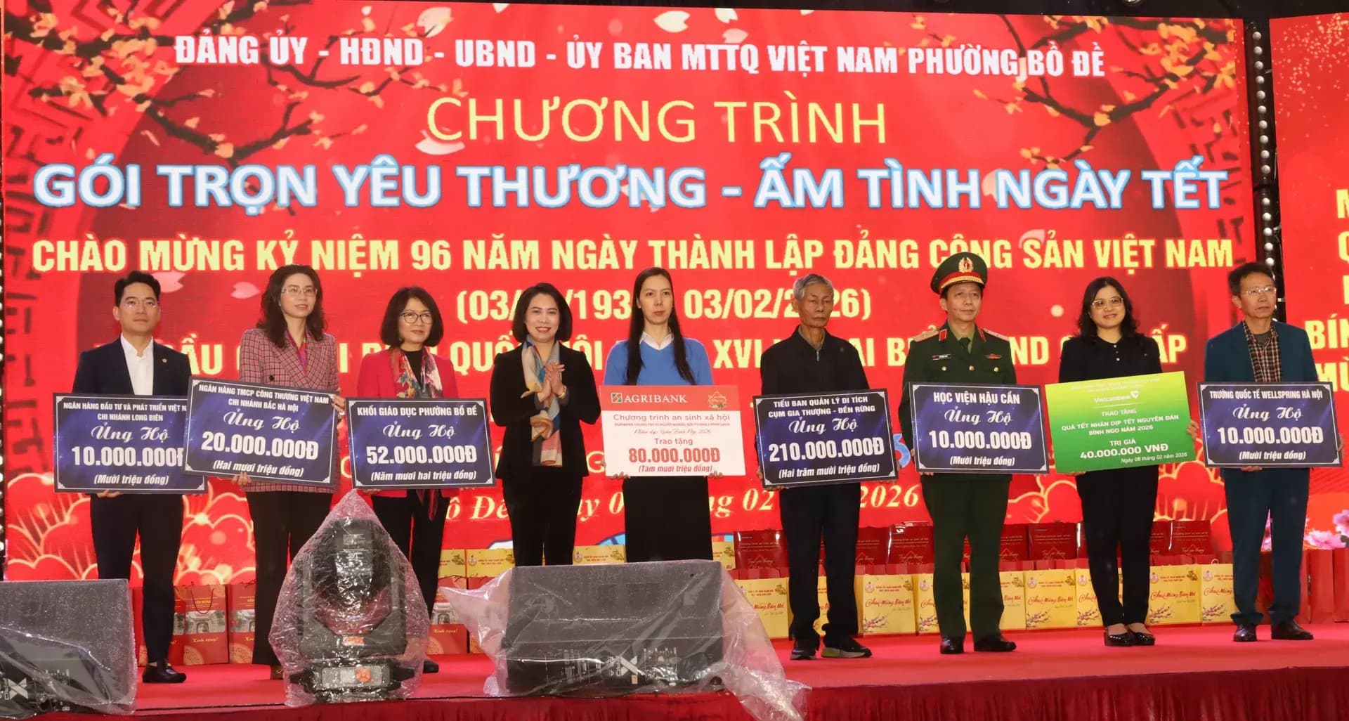 Đại diện cộng đồng nhận hỗ trợ từ chương trình "Gói trọn yêu thương – Ấm tình ngày Tết", thể hiện sự sẻ chia và lòng nhân ái.