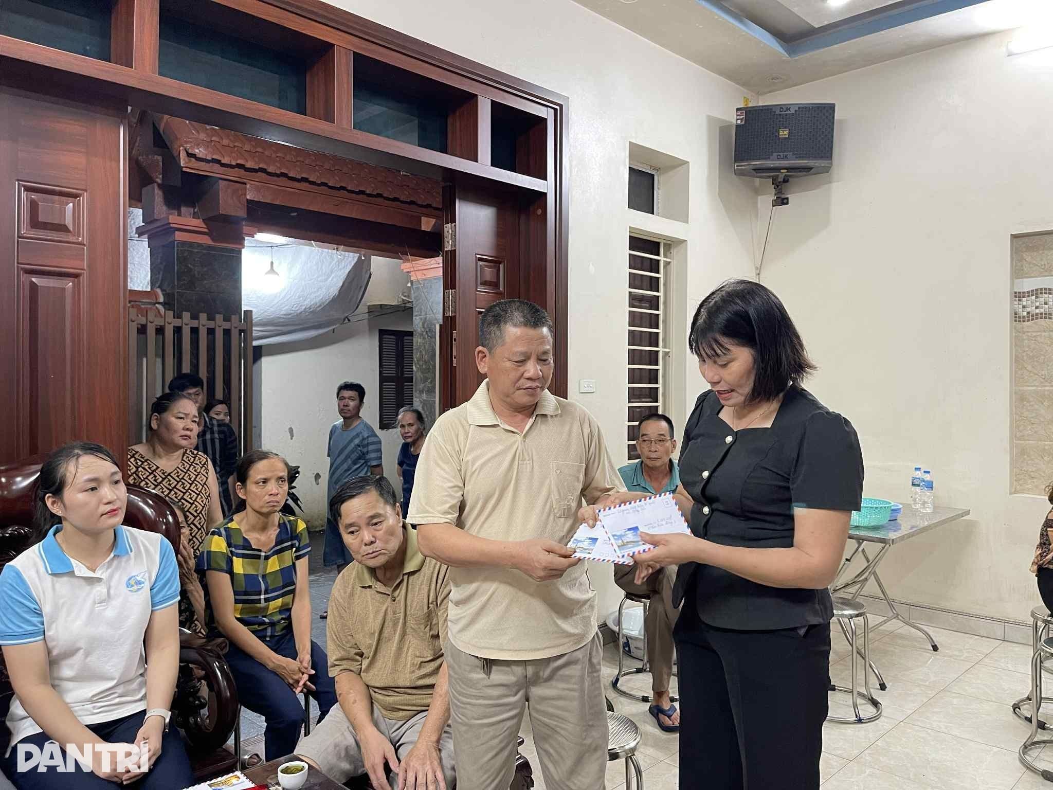 Đại diện cộng đồng trao quà và hỗ trợ tinh thần cho gia đình nạn nhân trong vụ tai nạn lật tàu Hạ Long.