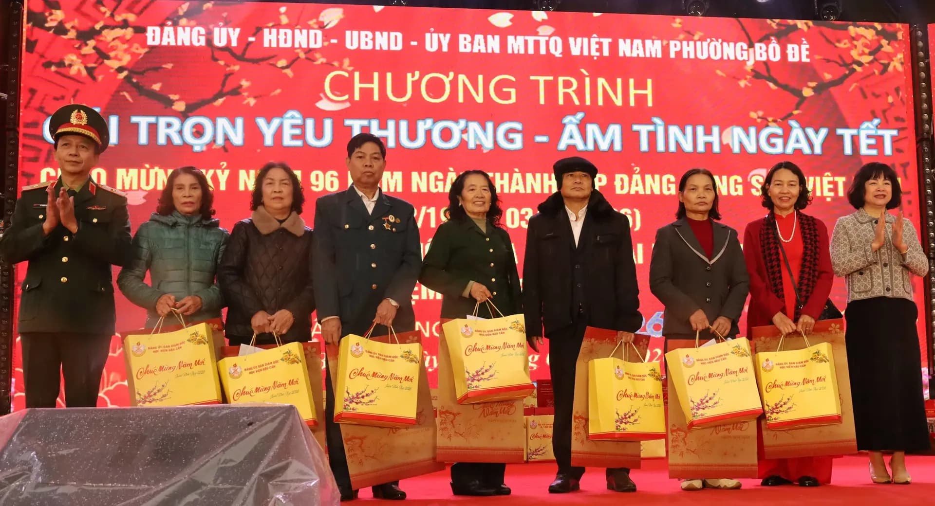 Đại diện cộng đồng trao tặng quà Tết trong chương trình "Gói trọn yêu thương - Ấm tình ngày Tết".
