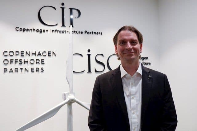 Đại diện Copenhagen Infrastructure Partners (CIP) bên mô hình tuabin gió, minh họa năng lực công nghệ và kinh nghiệm quốc tế mang đến cho dự án.