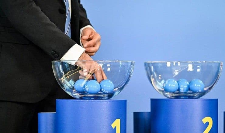 Đại diện FIFA thực hiện lễ bốc thăm, tượng trưng cho các quy định và thể thức giải đấu mà U17 Việt Nam cần tuân thủ.