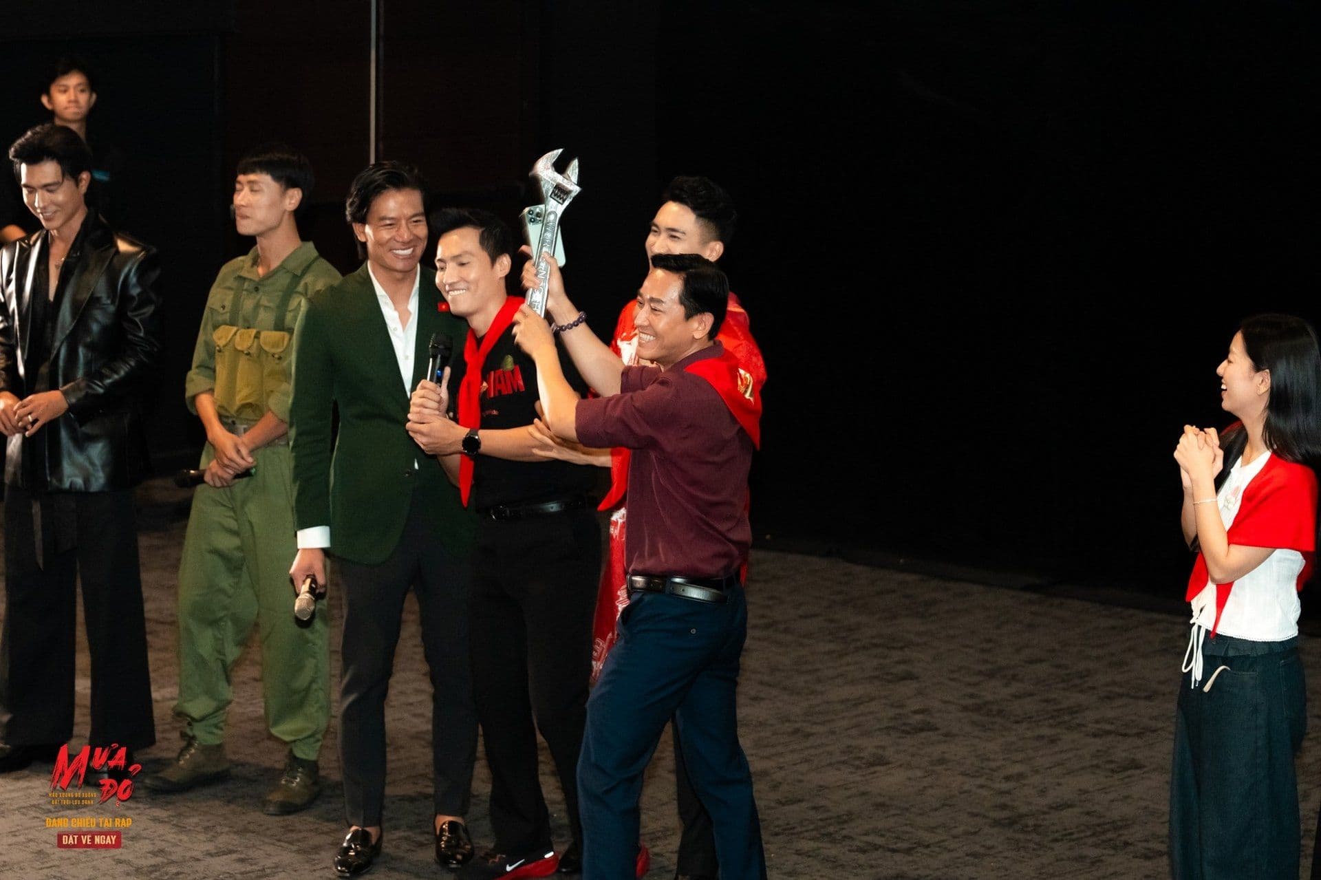 Đại diện đoàn làm phim 'Mưa Đỏ' nhận giải thưởng hoặc kỷ niệm chương trên sân khấu, tượng trưng cho sự công nhận và thành công của dự án mang tính chính luận.