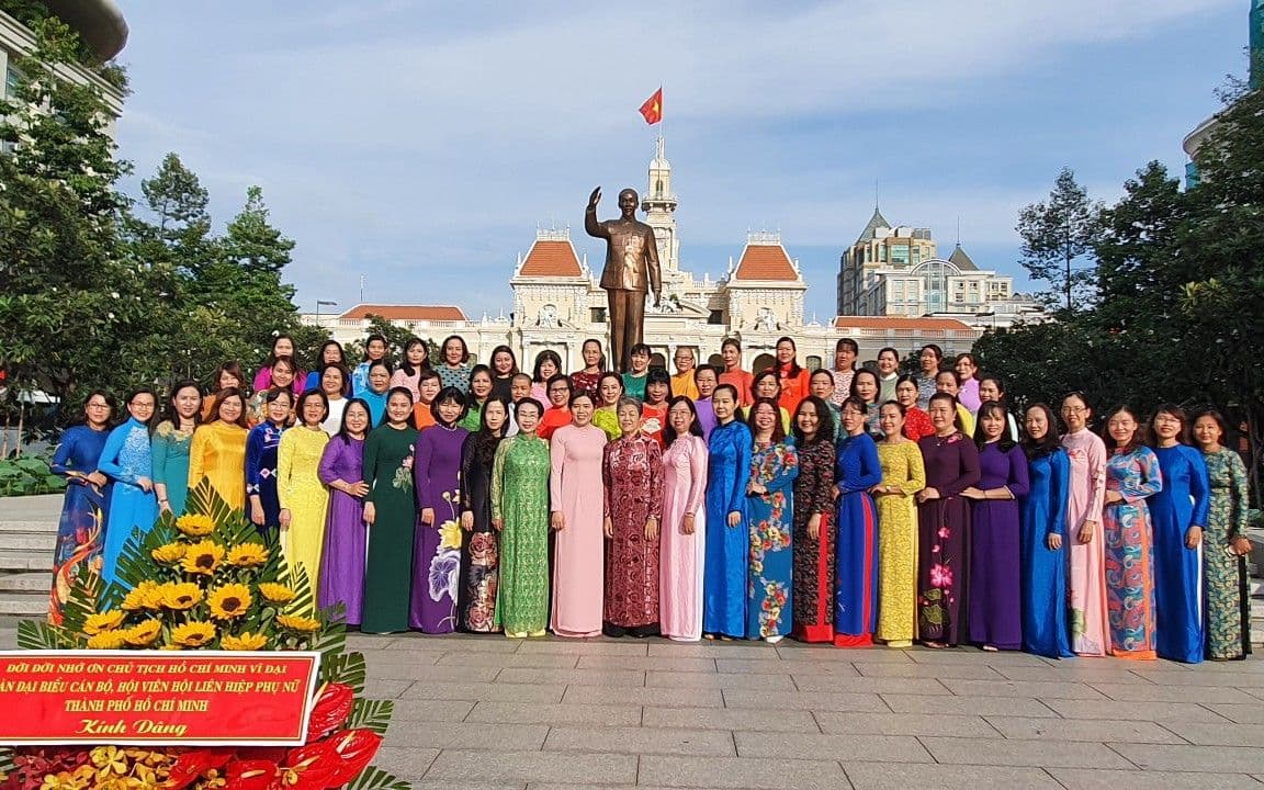 Đại diện Sở GD-ĐT và các trường học không nhận hoa chúc mừng Ngày Nhà giáo Việt Nam