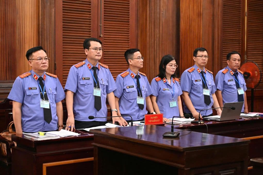 Đại diện Viện Kiểm sát giữ quyền công tố tại phiên tòa, đề xuất các mức án nghiêm khắc.