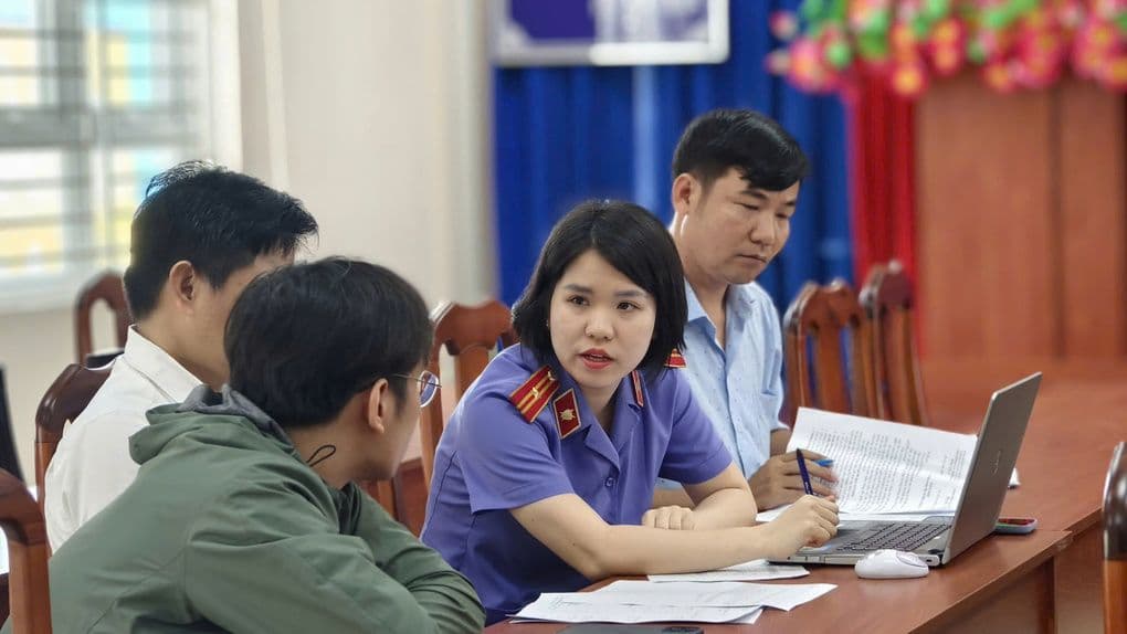 Đại diện Viện kiểm sát làm việc với các doanh nghiệp về nợ bảo hiểm xã hội.
