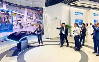 Đại diện Việt Nam tại diễn đàn chuyển đổi số giáo dục, tượng trưng cho sự hội nhập công nghệ trong kỷ nguyên số của V-pop.