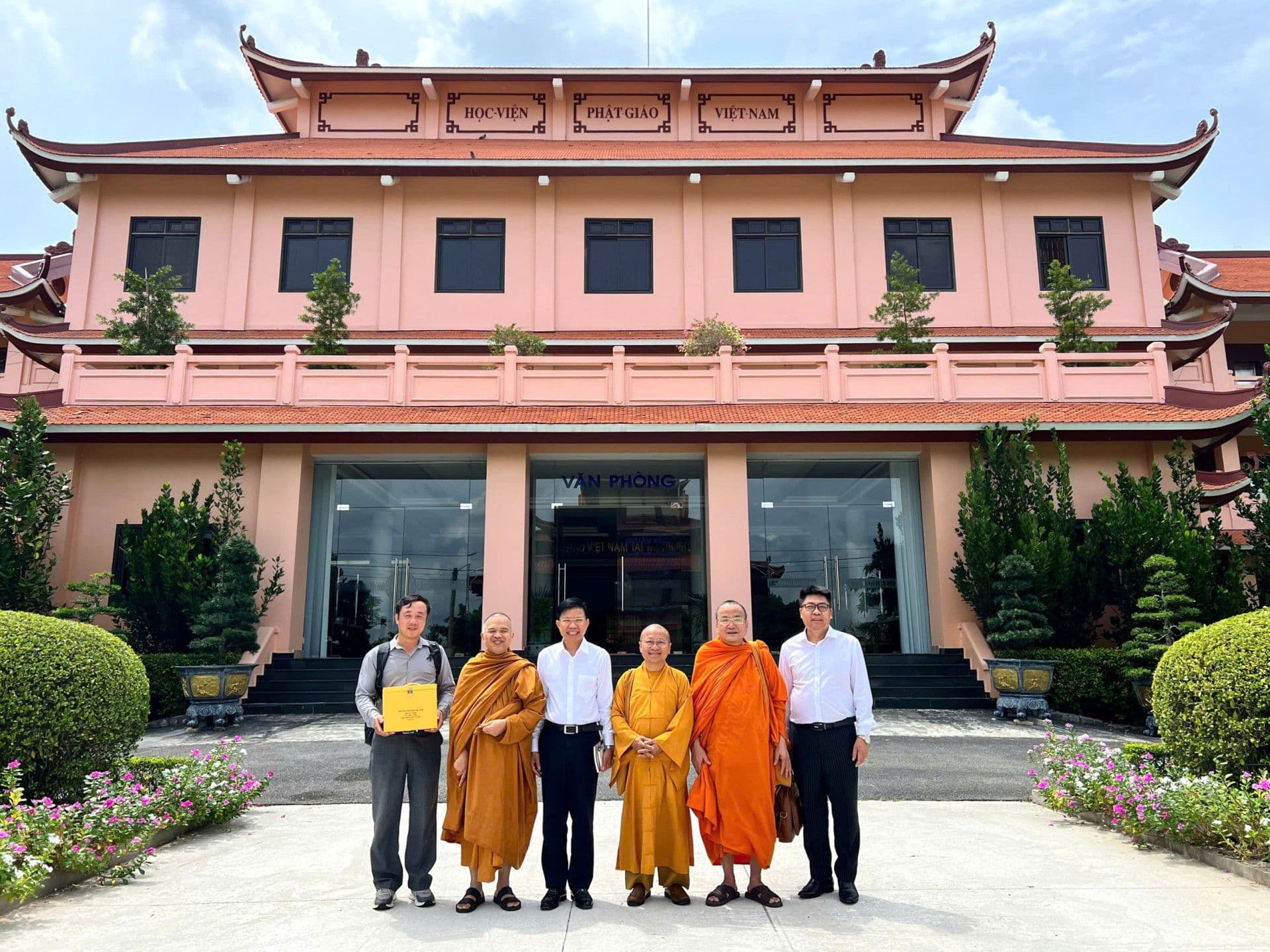 Đại diện VNU-USSH và Học viện Phật giáo Việt Nam tại khuôn viên Học viện