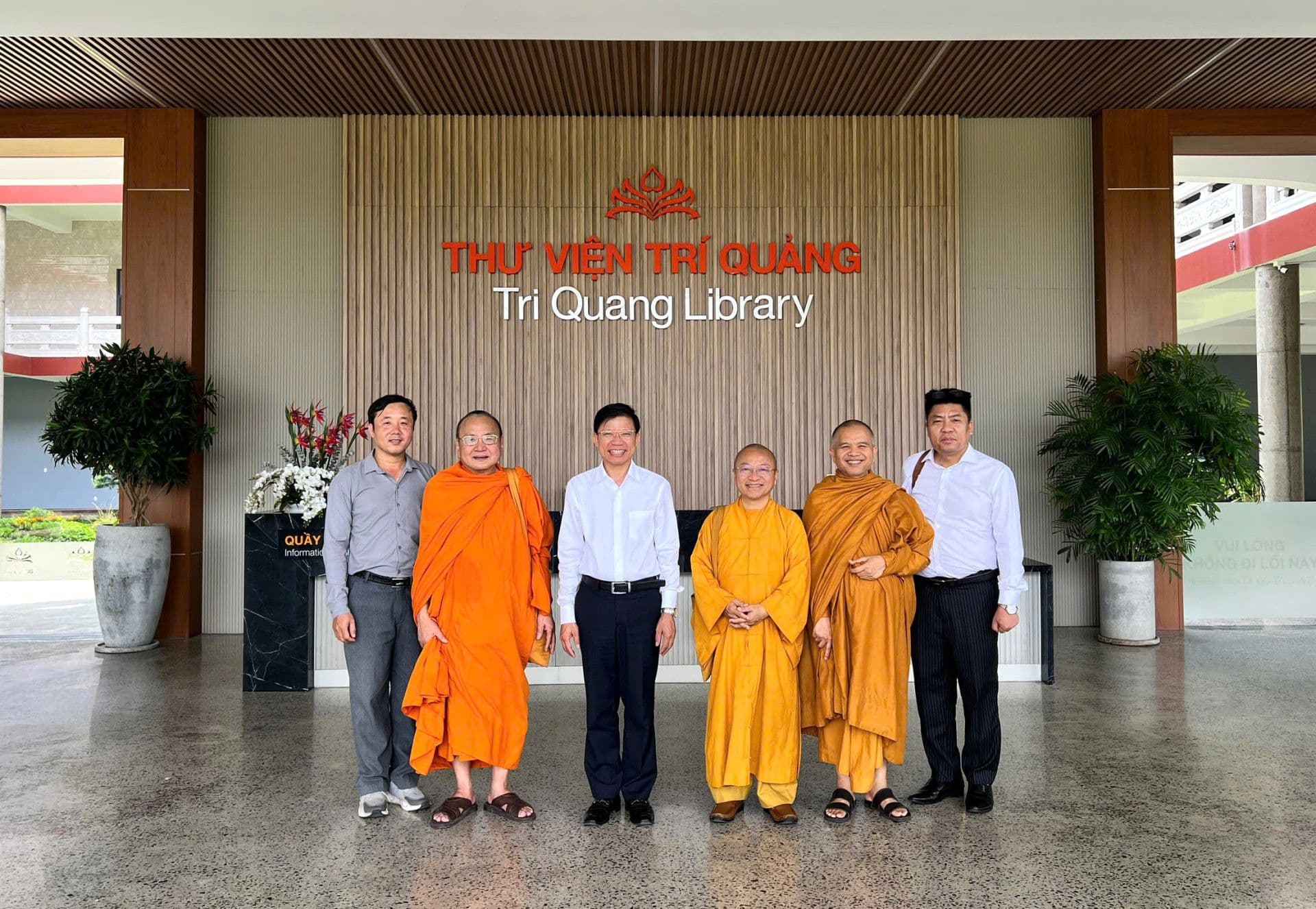 Đại diện VNU-USSH và Học viện Phật giáo Việt Nam tại Thư viện Trí Quang