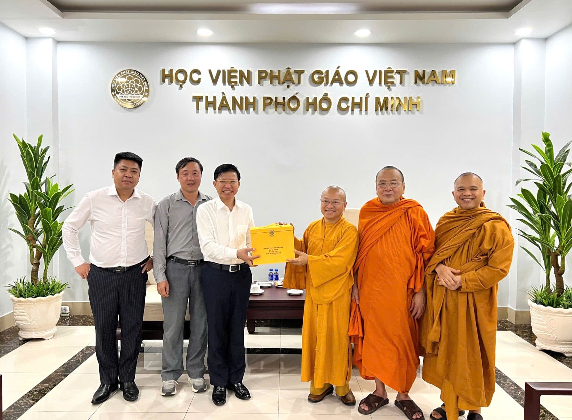 Đại diện VNU-USSH và Học viện Phật giáo Việt Nam trao đổi hợp tác