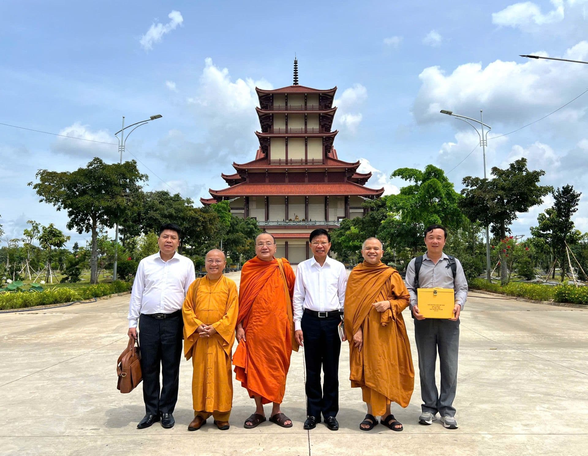 Đại diện VNU-USSH và Học viện Phật giáo Việt Nam trước một ngôi chùa