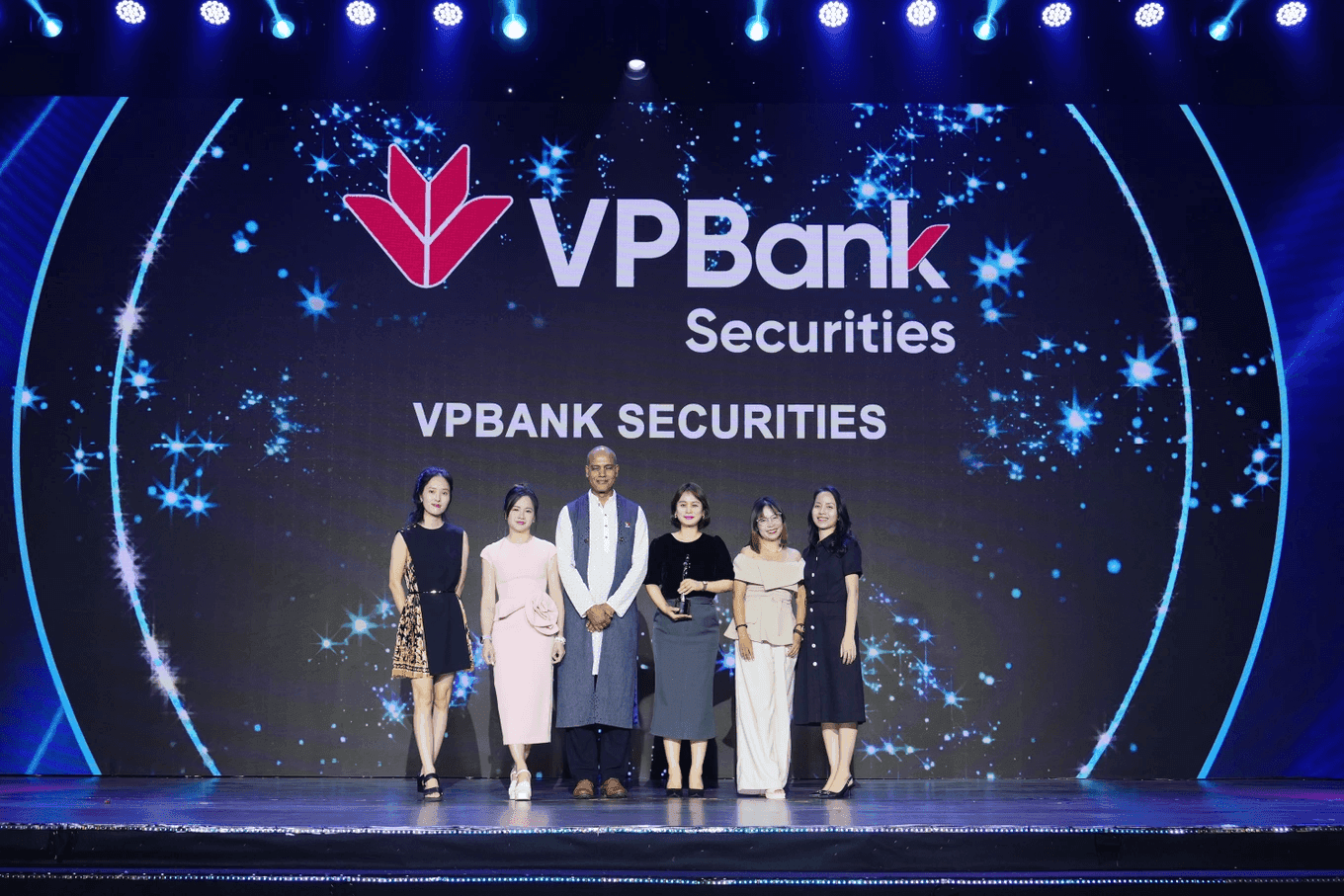Đại diện VPBankS nhận giải thưởng 'Doanh nghiệp có môi trường làm việc tốt nhất châu Á', khẳng định bản sắc Việt vươn xa.