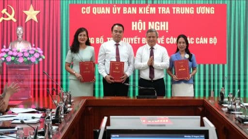 Đại diện Ủy ban Kiểm tra Trung ương trong một buổi công bố quyết định kỷ luật.