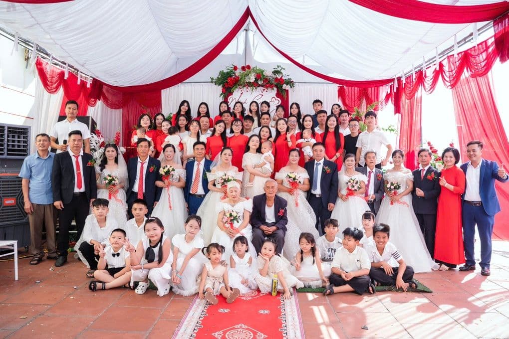 Đại gia đình ba thế hệ chụp ảnh kỷ niệm trong hôn lễ tái hiện cho ông bà 93 tuổi và sáu cặp đôi khác.
