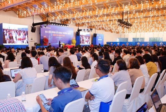 Đại hội đồng cổ đông thường niên của Sacombank với hàng nghìn cổ đông tham dự, biểu tượng cho sự kiện trọng đại của ngân hàng.