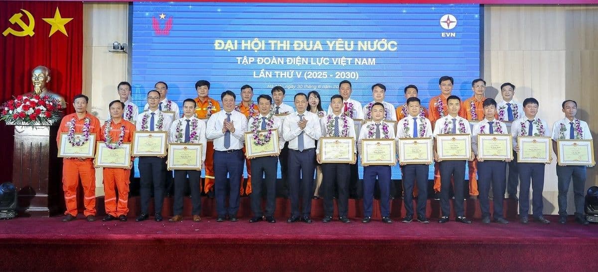Đại hội Thi đua Yêu nước lần thứ V của Tập đoàn Điện lực Việt Nam vinh danh các cá nhân điển hình tiên tiến.