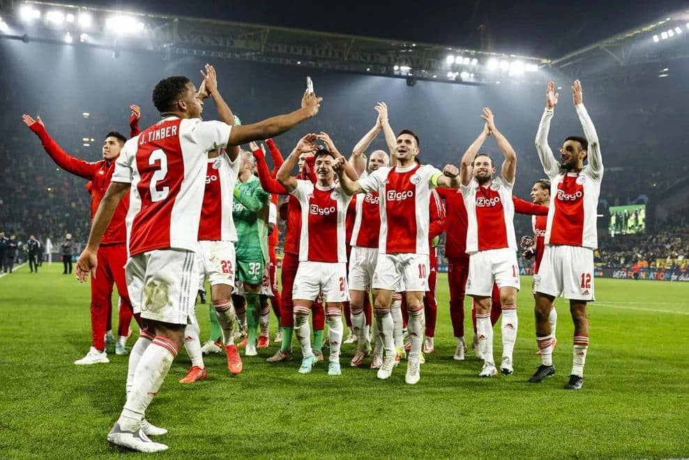 Đội hình Ajax ăn mừng bàn thắng, dự báo một trận đấu bùng nổ với nhiều bàn thắng tại Johan Cruijff Arena.