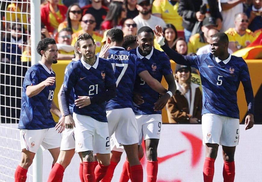 Đội hình B của Pháp ăn mừng bàn thắng trong trận giao hữu với Colombia