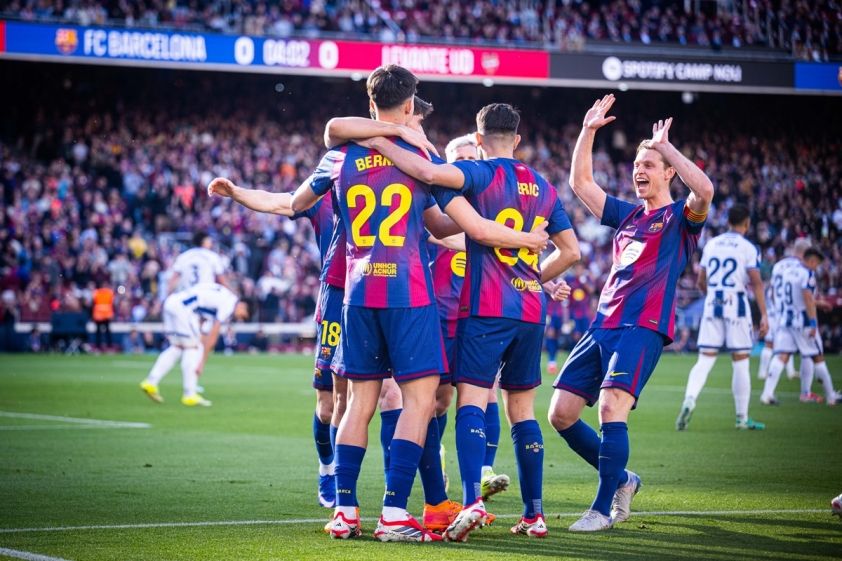 Đội hình Barcelona ăn mừng bàn thắng, thể hiện sức mạnh tấn công hủy diệt