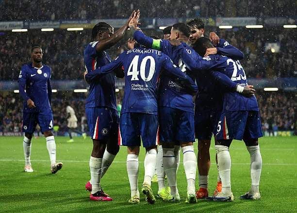 Đội hình Chelsea ăn mừng bàn thắng, thể hiện sự hiệu quả của chiến lược xoay vòng đội hình của HLV Maresca.