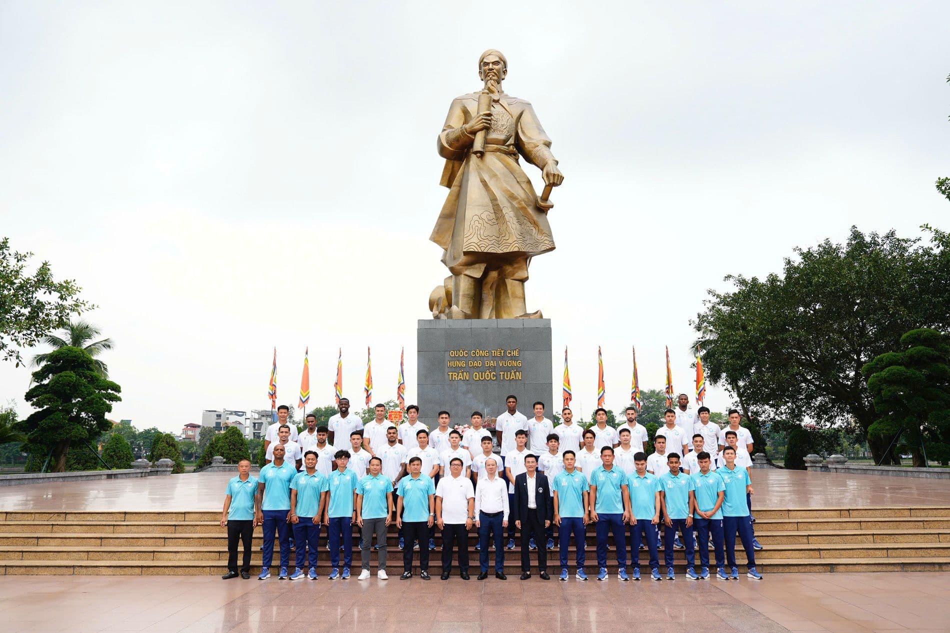 Đội hình CLB Nam Định chụp ảnh tập thể ngoài trời, sẵn sàng cho mùa giải mới với những kỳ vọng lớn.