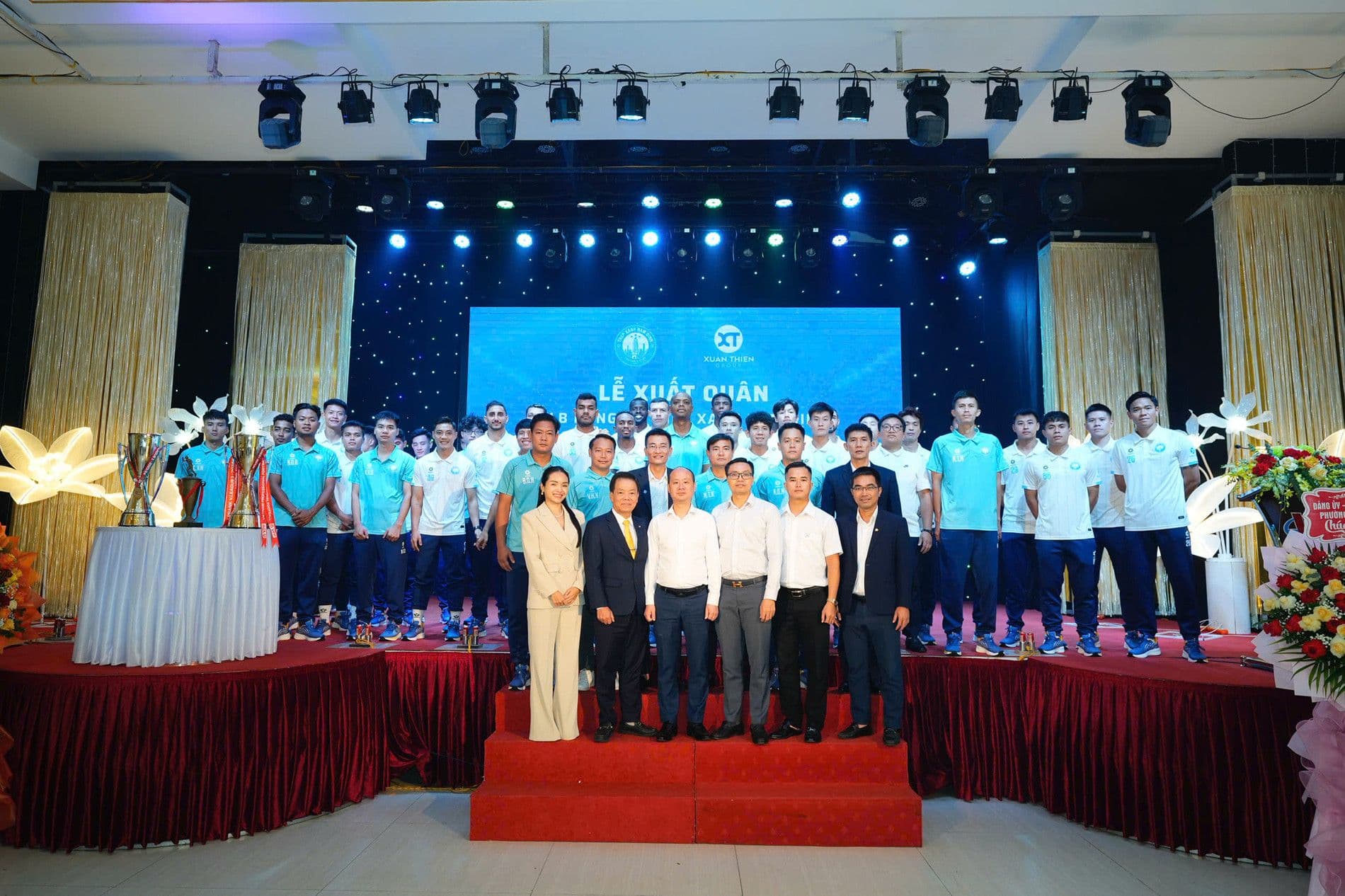 Đội hình CLB Nam Định và ban lãnh đạo trong lễ xuất quân, thể hiện tham vọng chinh phục danh hiệu.