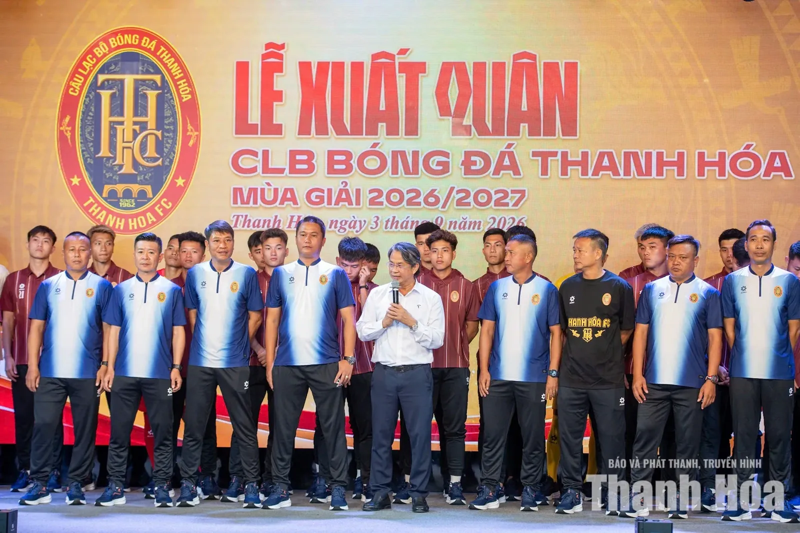 Đội hình CLB Thanh Hóa và ban huấn luyện trong lễ xuất quân mùa giải 2026/2027.