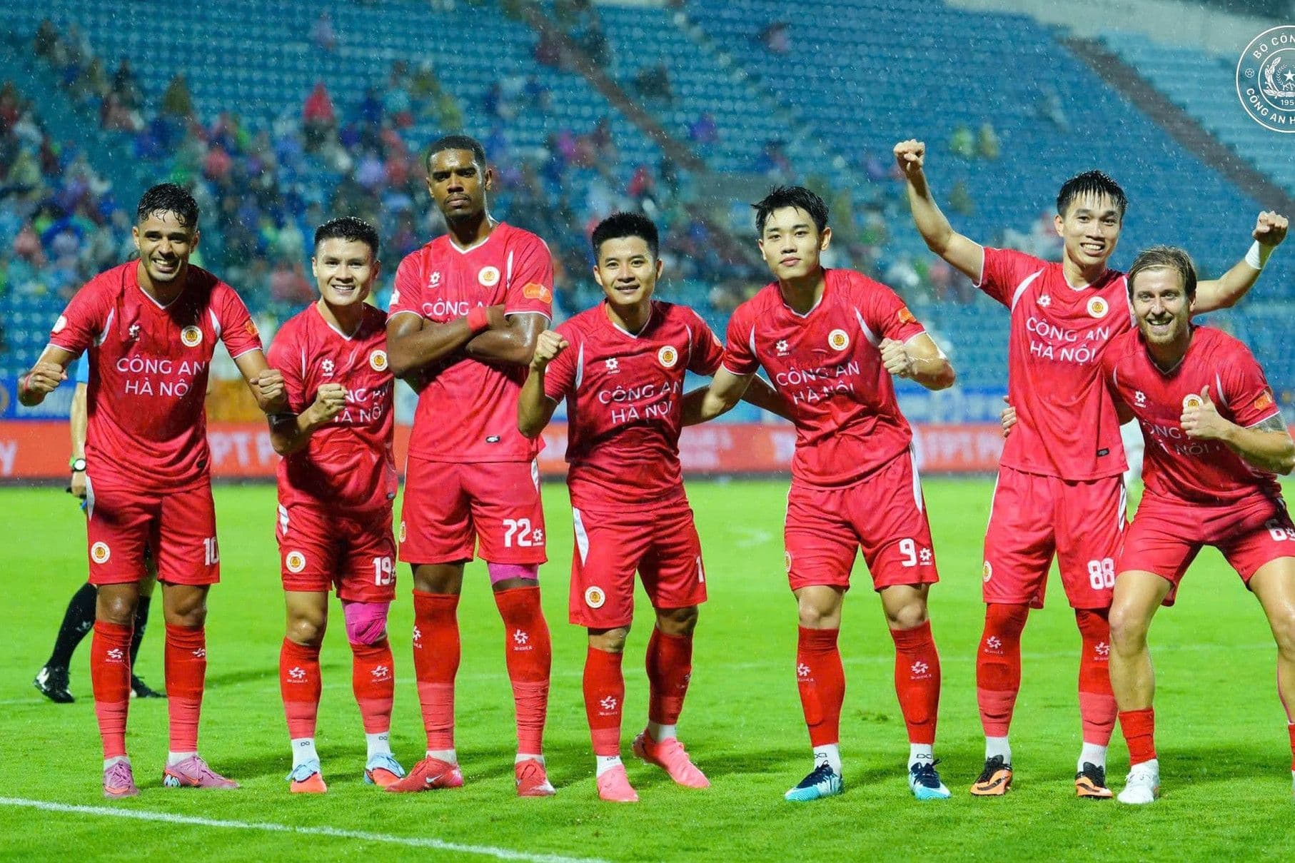 Đội hình Công an Hà Nội trên sân nhà Hàng Đẫy trước trận đấu.