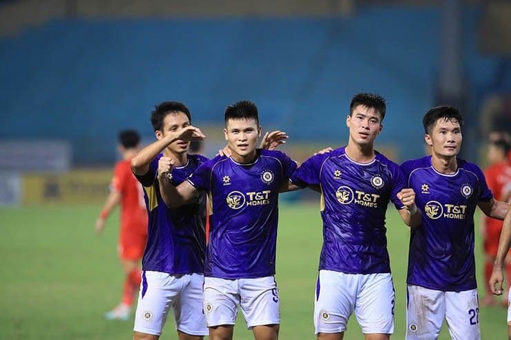 Đội hình cầu thủ V-League thể hiện sự đoàn kết và quyết tâm
