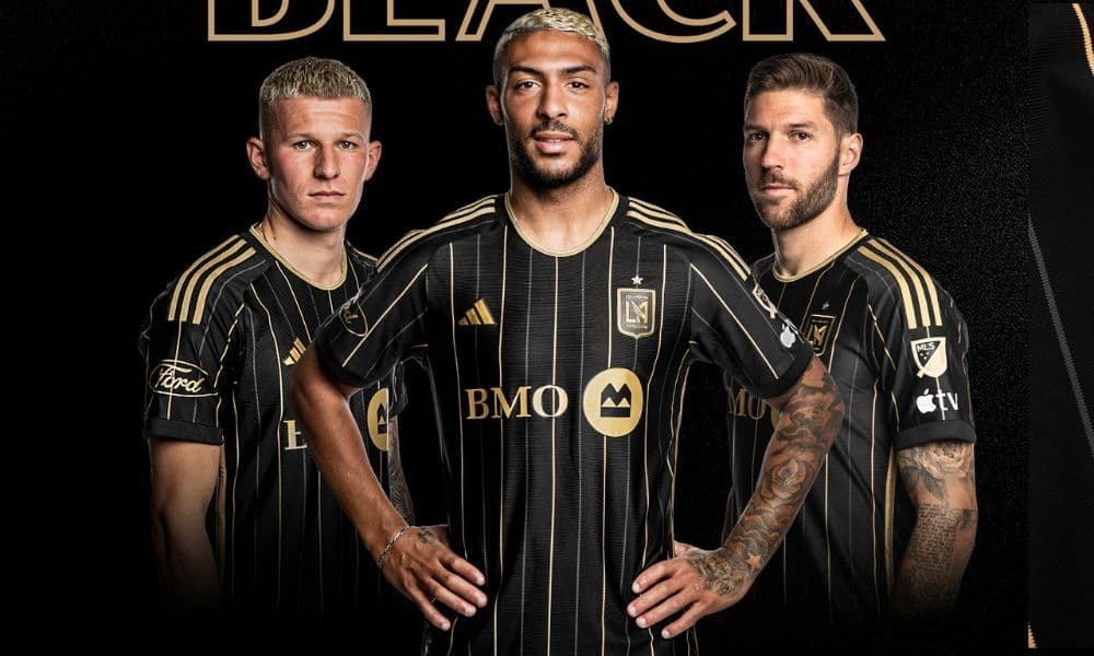 Đội hình LAFC trong trang phục đen vàng, thể hiện đẳng cấp và sức mạnh của họ.