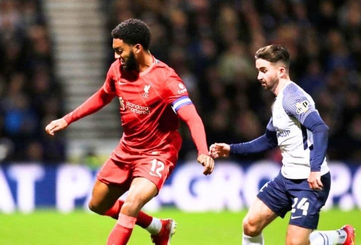 Đội hình Liverpool trên sân Deepdale trong trận giao hữu đầu mùa, nơi các cầu thủ trẻ được thử nghiệm.