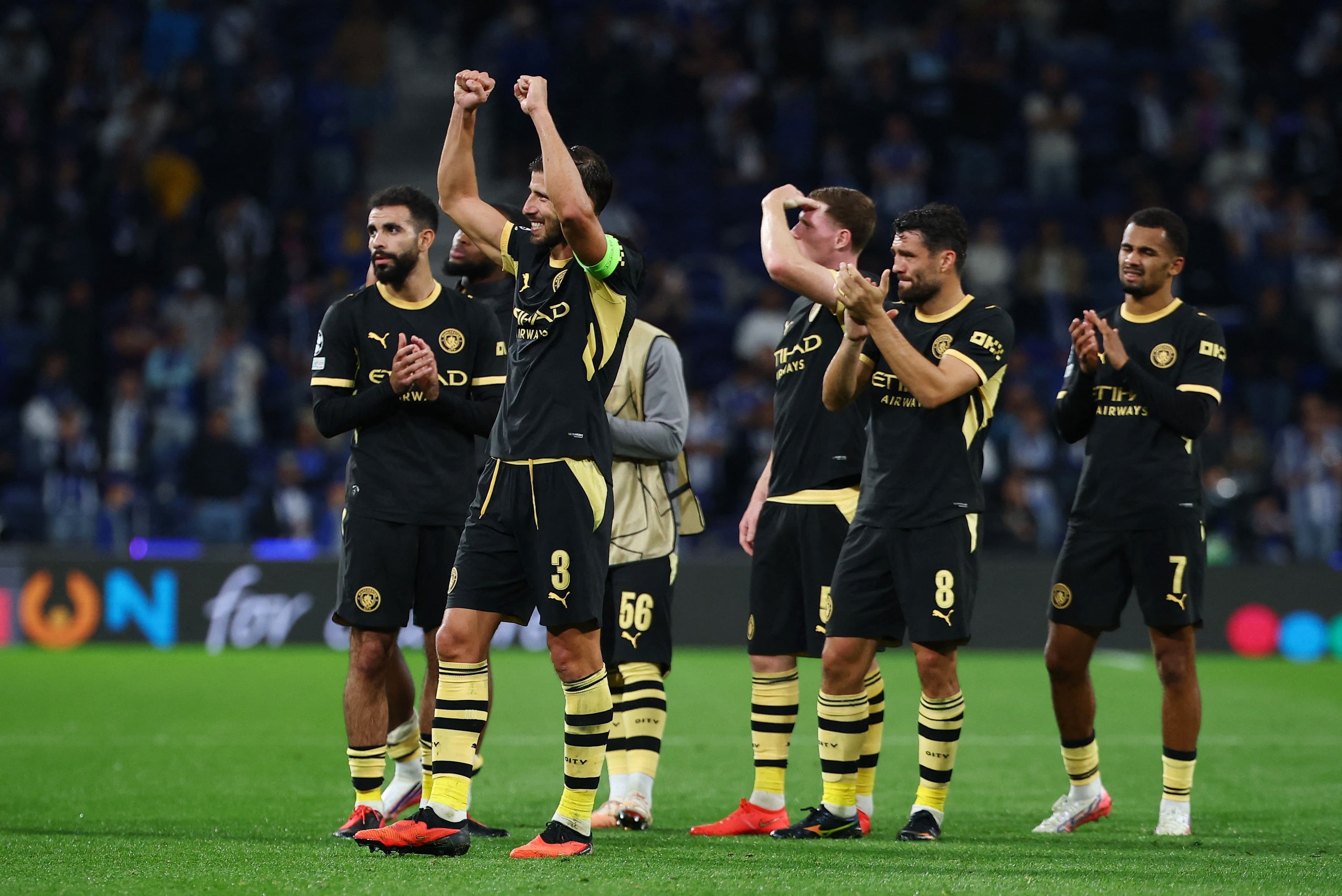 Đội hình Man City ăn mừng chiến thắng, thể hiện bản lĩnh tại Champions League