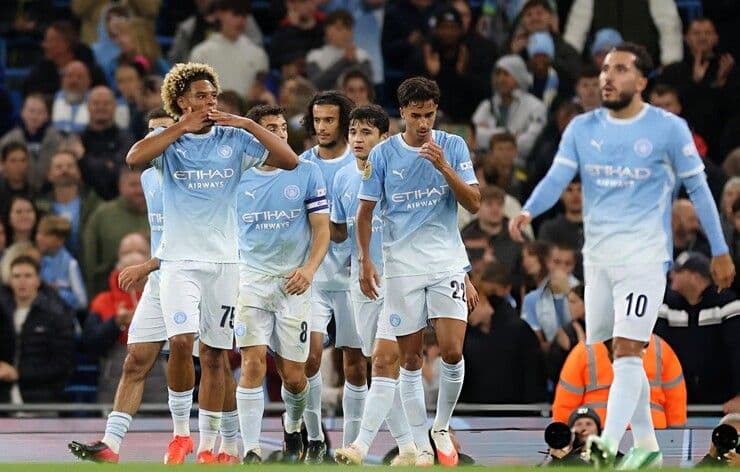 Đội hình Man City ăn mừng, thể hiện sự thành công của cuộc cách mạng chiến thuật dưới thời Pep Guardiola