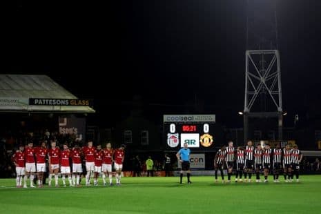 Đội hình Manchester United và Grimsby Town trong loạt sút luân lưu quyết định.