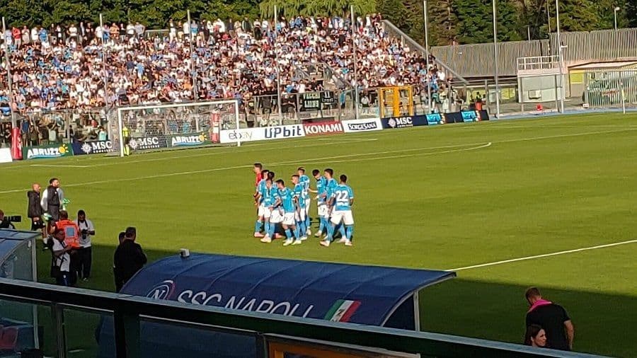 Đội hình Napoli trên sân, sẵn sàng cho mùa giải mới dưới thời Antonio Conte.