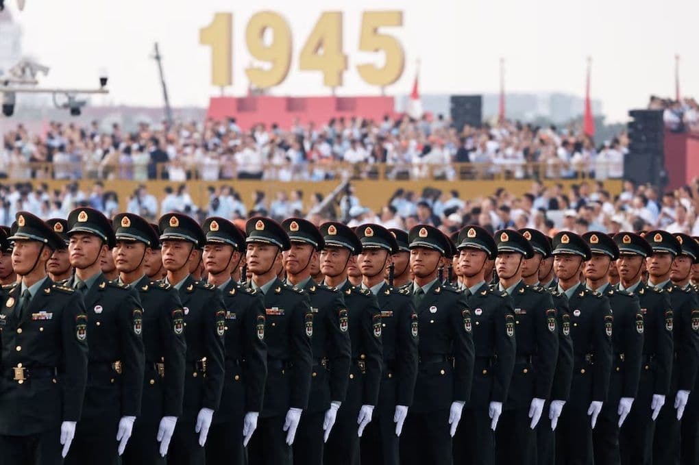 Đội hình quân nhân Trung Quốc duyệt binh kỷ niệm 80 năm chiến thắng phát xít, với số 1945 phía sau.