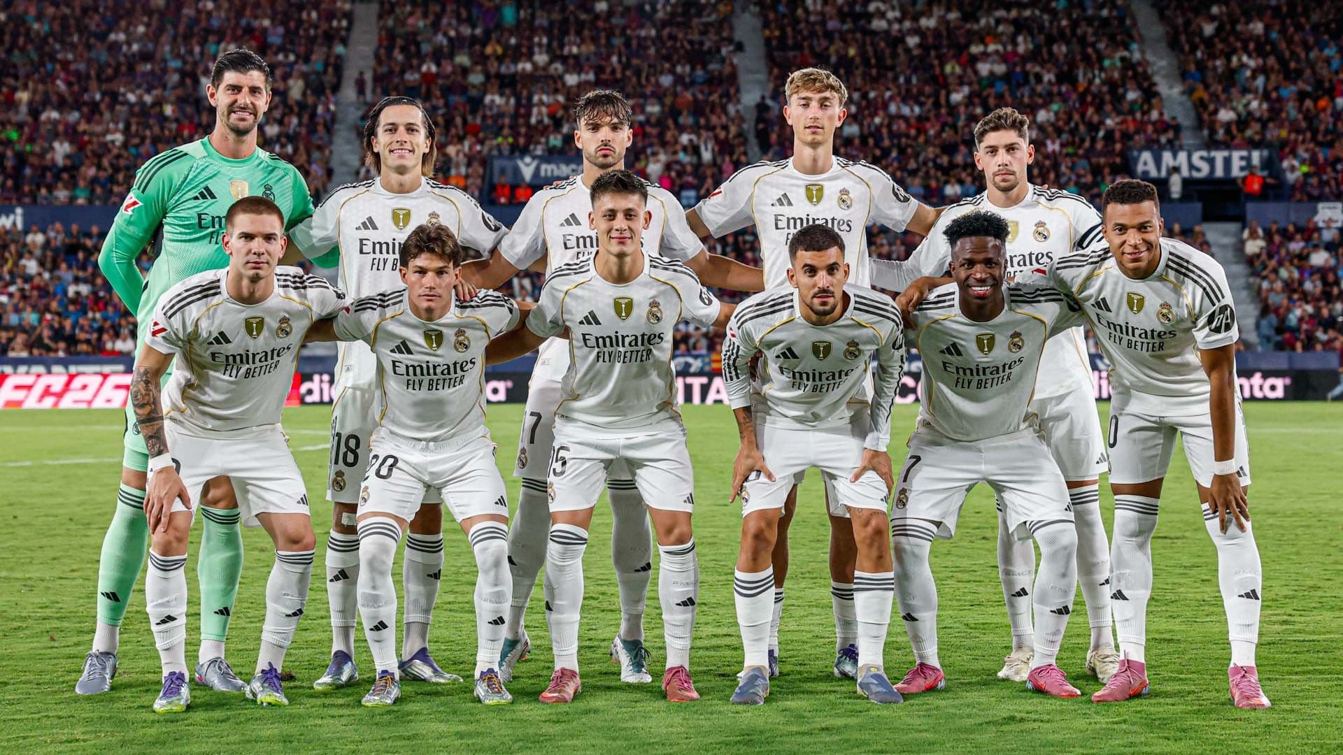 Đội hình Real Madrid thể hiện sức mạnh và vị thế dẫn đầu bảng xếp hạng La Liga.